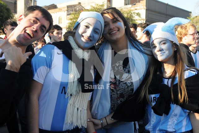 Los santafesinos deliraron a puro festejo con el triunfo agónico de Argentina frente a Suiza
