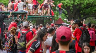 Los hinchas coparon el Parque Independencia en la previa del choque con Boca