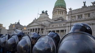El gobierno construye a la fuerza un consenso precario para sus reformas, tanto adentro como afuera del Congreso.&nbsp;