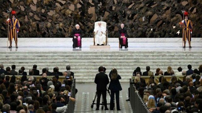 El Papa les habló a periodistas y los exhortó a terminar con la guerra de las palabras. El Papa les habló a periodistas y los exhortó a terminar con la guerra de las palabras.