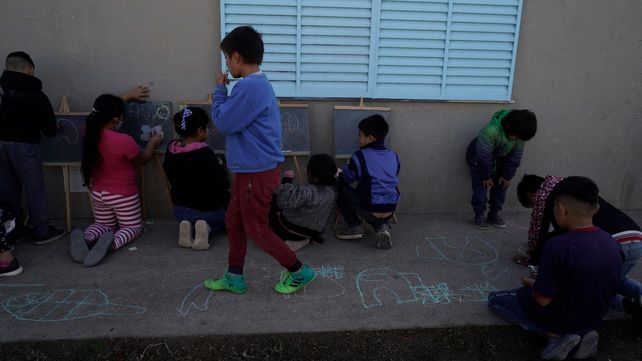 La escuelita rodante que invita a jugar en las calles de barrio qom