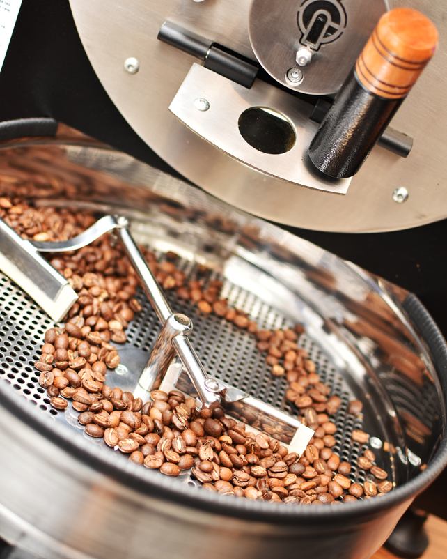 La máquina de café es un elemento esencial en la cadena de producción cuidada de los granos.
