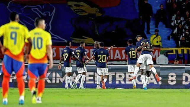 Ecuador aguantó con un jugador menos y dio el golpe ante Colombia