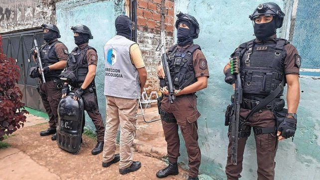 Durante los allanamientos se detuvo a cuatro personas involucradas en la venta de drogas.
