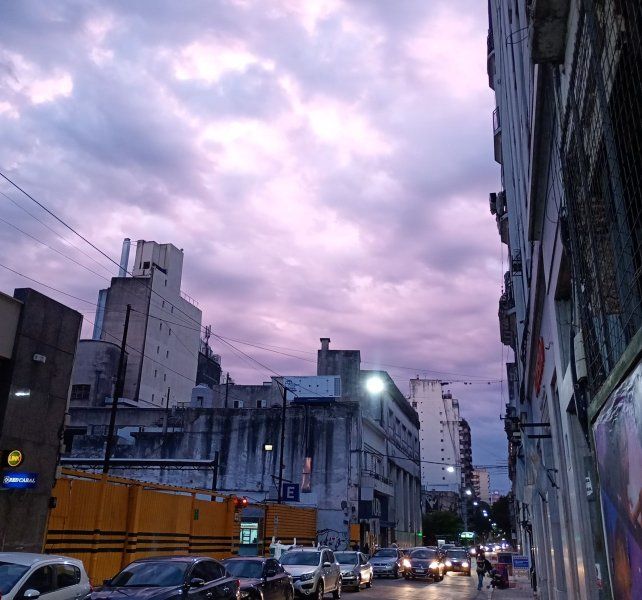 El atardecer en Rosario mostraba un cielo nuboso con una tonalidad muy particular.