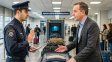 La normativa puede variar según aerolínea, tarifa y destino y se prohíbe su consumo a bordo.