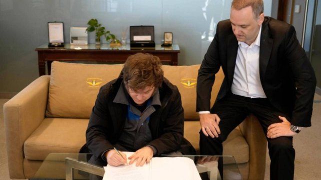 Javier Milei y Manuel Adorni mantienen una reunión clave en la residencia oficial tras el regreso del mandatario de su gira por España.