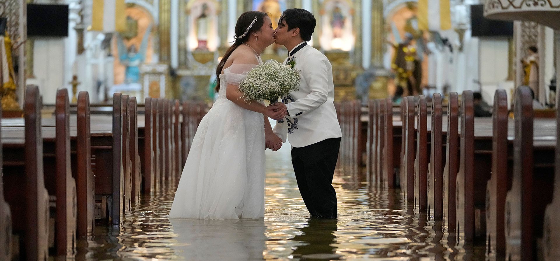 Una pareja de novios se besan durante su boda en la iglesia inundada de Barasoain en Malolos, provincia de Bulacan, Filipinas. (Foto AP/Aaron Favila, Archivo) Una pareja de novios se besan durante su boda en la iglesia inundada de Barasoain en Malolos, provincia de Bulacan, Filipinas. (Foto AP/Aaron Favila, Archivo)