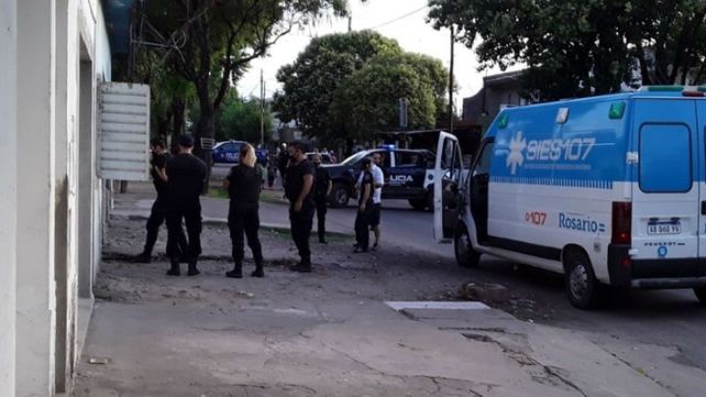 En el lugar intervinieron efectivos policiales y una ambulancia del Sies. Foto: La Capital