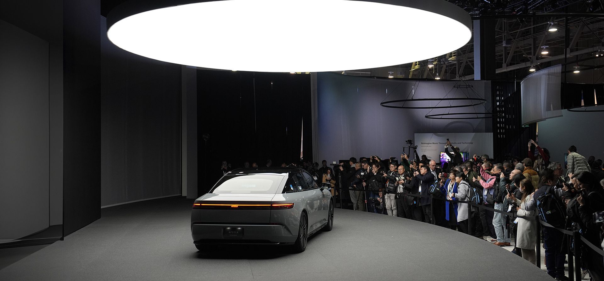 La gente toma fotografías de un Afeela EV durante una conferencia de prensa de Sony antes de la feria tecnológica CES el lunes 8 de enero de 2024 en Las Vegas. (Foto AP/John Locher)