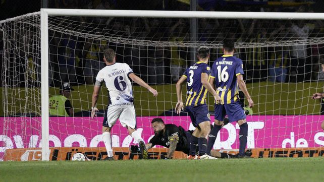 No pasará. Fatura se estira y saca el tremendo frentazo de Petrasso, que pedía gol de Independiente Rivadavia.