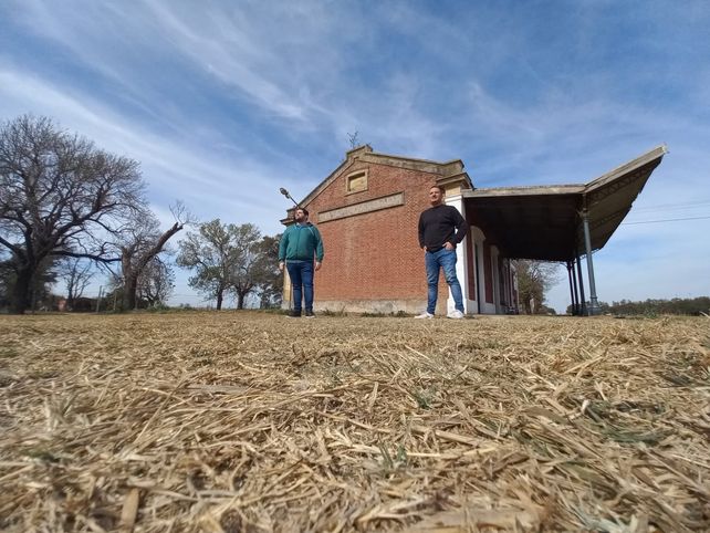 Damián y Martín en la vieja estación.