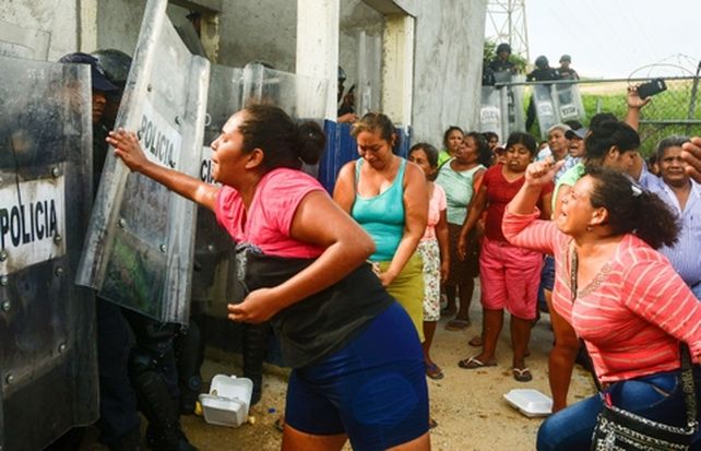 Familiares en la puerta de la cárcel.