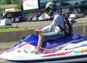 Video viral: un joven se trasladaba por la autopista Panamericana en una moto de agua