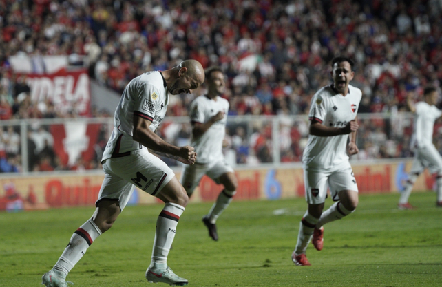 Carlos González festeja el gol del empate de Newells ante Unión.