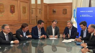 El gobernador firmando el convenio en el Salón de los Escudos.&nbsp;