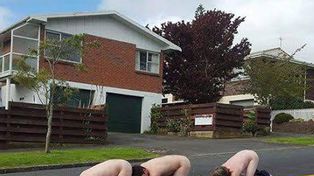 Posar desnudo como un pollo de supermercado es tendencia en las redes sociales
