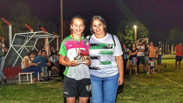 Carol Pascal junto a su madre. Ahora vestirá los colores de River.