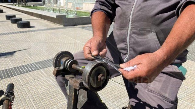 Ramón Godoy, el guardián del filo en las calles de Paraná