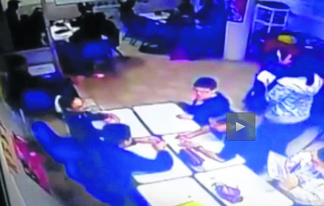 tragedia. El momento en que el adolescente le tira a un compañero (al centro)