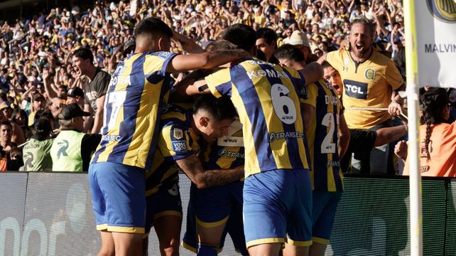 El festejo de todo Rosario Central, en el triunfo agónico ante Vélez que luego le daría el pasaporte a los octavos de final del Apertura.