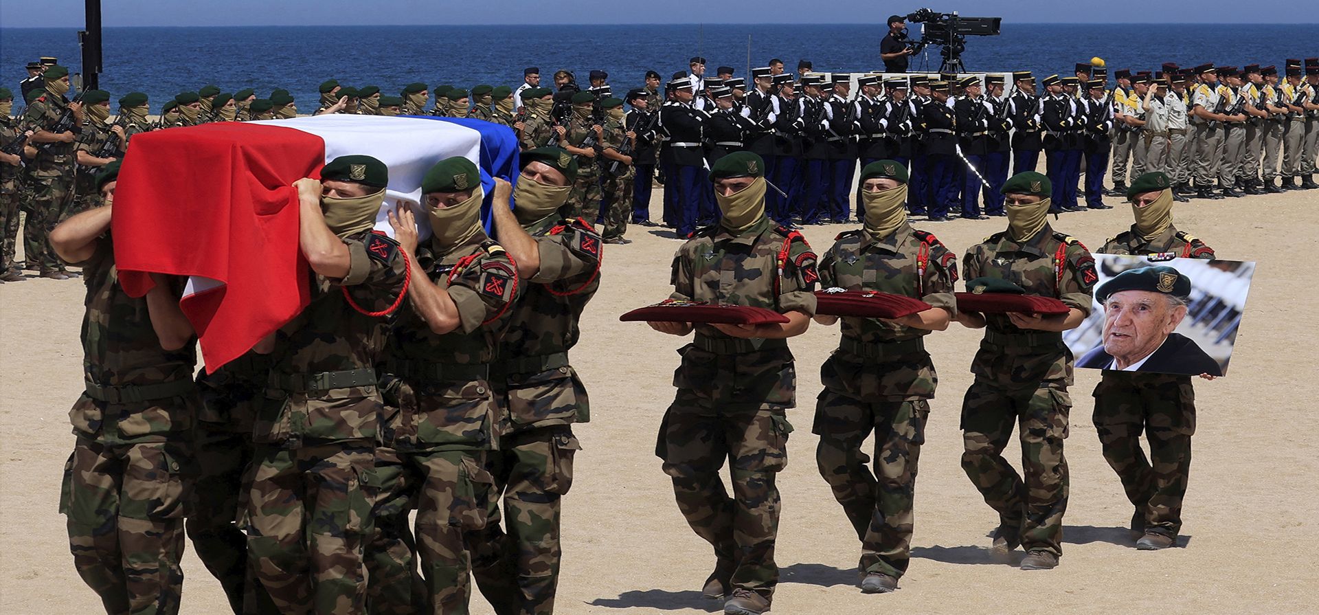 Commando Marine de la Marina francesa se encuentran junto al ataúd cubierto con la bandera del difunto Leon Gautier, veterano francés de la Segunda Guerra Mundial y último miembro sobreviviente del comando de boinas verdes del capitán francés Philippe Kieffer que desembarcaron en tierra el día D junto a aliados tropas para comenzar la liberación de Francia. Tenía 100 años. (Pascal Rossignol/Pool vía AP) Commando Marine de la Marina francesa se encuentran junto al ataúd cubierto con la bandera del difunto Leon Gautier, veterano francés de la Segunda Guerra Mundial y último miembro sobreviviente del comando de boinas verdes del capitán francés Philippe Kieffer que desembarcaron en tierra el día D junto a aliados tropas para comenzar la liberación de Francia. Tenía 100 años. (Pascal Rossignol/Pool vía AP)