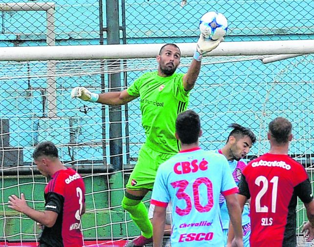 Luciano Pocrnjic. El arquero leproso ahora será el capitán del equipo ante las salidas de Maxi Rodríguez y Nacho Scocco.&nbsp; Fue uno de los mejores en el torneo pasado.