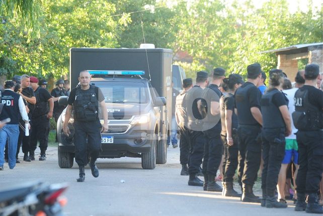 Traslado. El momento en que el furgón trasladaba los cadáveres a la morgue judicial&nbsp;