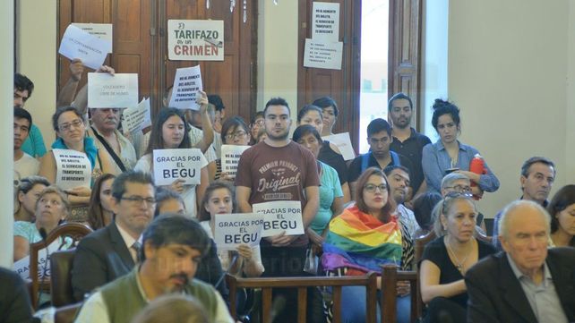 Concejales de Paraná tratan una nueva suba del boleto y vecinos protestan en el recinto