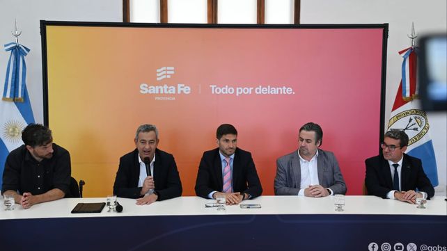 El intendente Javkin habla en la presentación