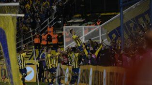 Salto típico. Marco Ruben festeja con una pirueta en el aire el gol frente a los pinchas, el Nº 105 en Central.