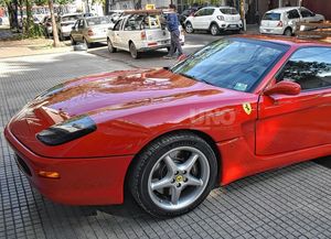 Una Ferrari pasea por las calles de Santa Fe