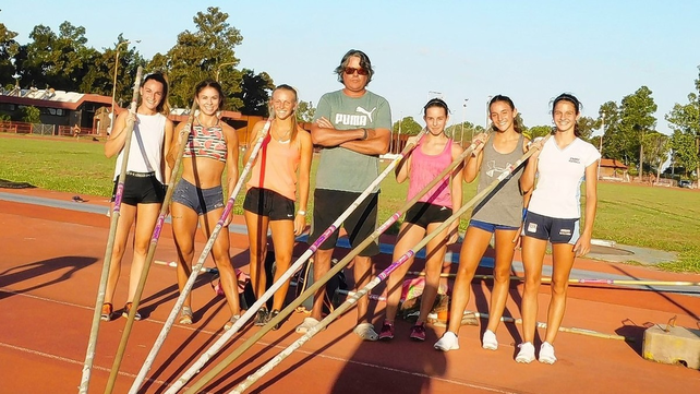 El grupo de atletas especialistas en salto con garrocha que participaron del homenaje a Guillermo Chiaraviglio.