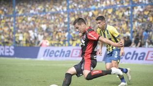 El leproso Panchito González&nbsp; y el canalla Lautaro Blanco, en plena acción durante el último clásico.