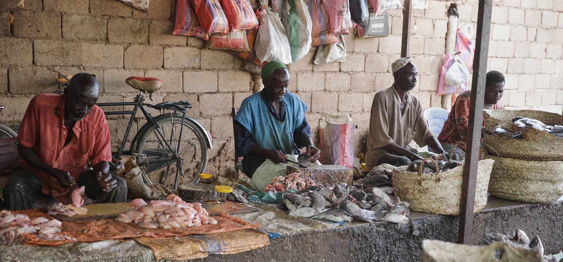 Vendedores de pescado limpian pescado en un mercado de Jartum, Sudán, el martes 8 de septiembre de 2026. (Foto AP/Marwan Ali) Vendedores de pescado limpian pescado en un mercado de Jartum, Sudán, el martes 8 de septiembre de 2026. (Foto AP/Marwan Ali)