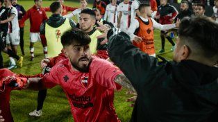 Lucas Hoyos durante la gresca del final.