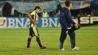 Ignacio Malcorra se toma la zona afectada al retirarse del campo. Intentó seguir pero lo reemplazó Lautaro Giaccone. Central perdió a un gran valor.