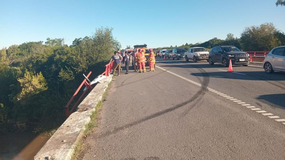 Camión cayó al río Carcarañá en la autopista a Santa Fe: el chofer sobrevivió de milagro