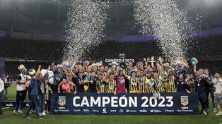 Coronación. La alegría es plena en el plantel canalla, tras recibir el trofeo de la Copa de la Liga.