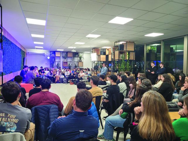 La Austral propone una currícula motivacional para una generación criada a base de Internet
