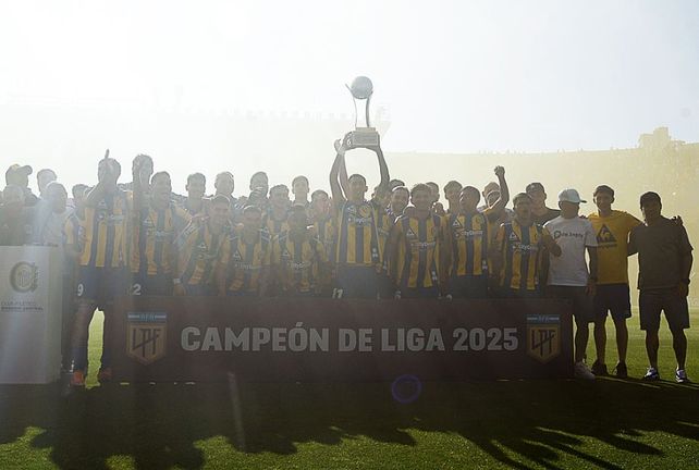 Antes del partido ante Estudiantes, Central levantó la copa de campeón de la Liga 2025 que le otorgó la AFA.