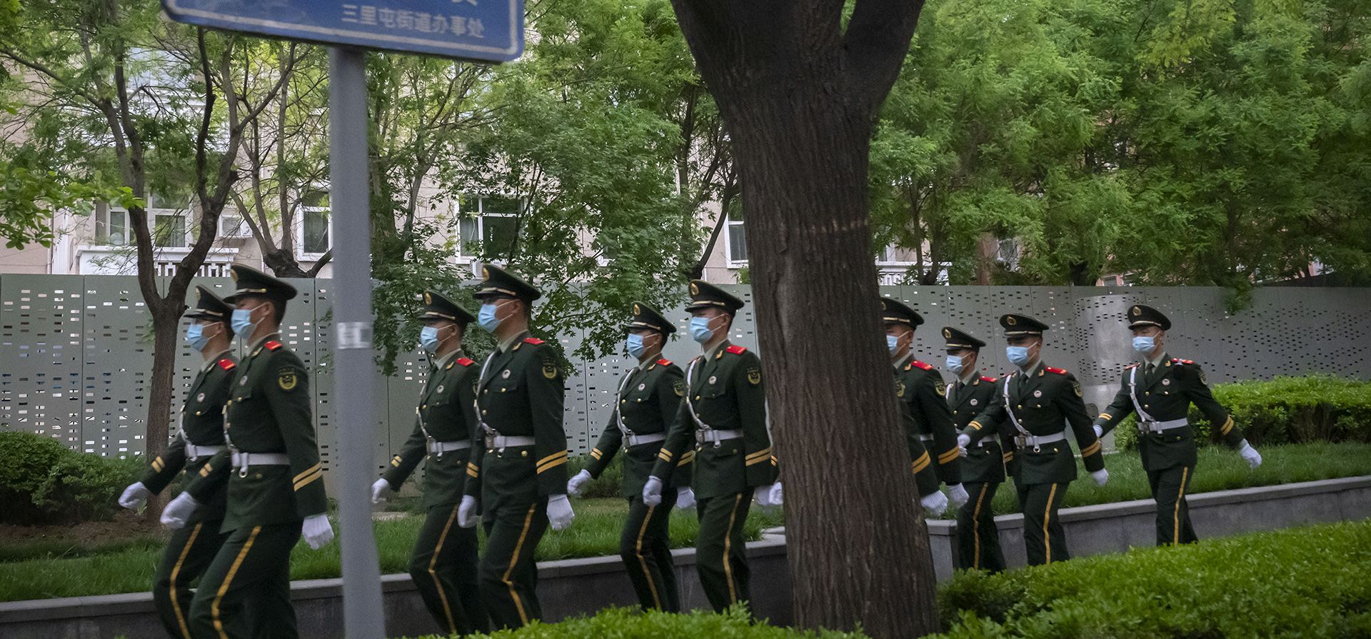 La policía paramilitar china marcha en formación a lo largo de una calle en el distrito de la embajada en Beijing, el miércoles 27 de abril de 2022. La capital de China, Beijing, está en medio de pruebas masivas a millones de residentes después de que se descubrieron casos durante el fin de semana.