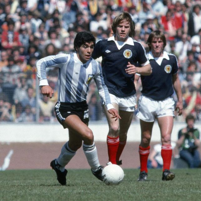 Diego, Diego... y a pedido del público, el debut en celeste y blanco de Maradona