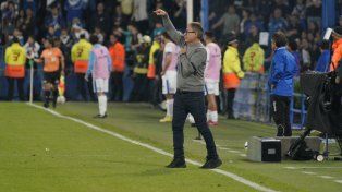 Ariel Holan se vio en la obligación de meter mano en el equipo. Central se la juega contra Platense.