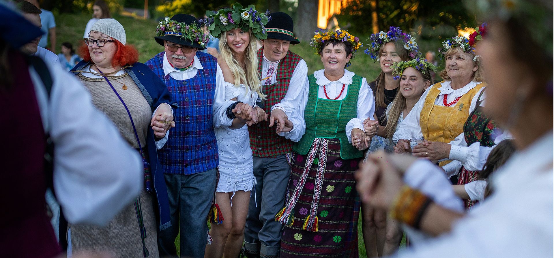 Personas con coronas de flores y vestimenta tradicional lituana bailan para celebrar el Día de San Juan y el solsticio de verano en la pequeña localidad de Kernave, a unos 35 km (22 millas) al noroeste de la capital, Vilna, Lituania, el martes 23 de junio de 2026. (Foto AP/Mindaugas Kulbis) Personas con coronas de flores y vestimenta tradicional lituana bailan para celebrar el Día de San Juan y el solsticio de verano en la pequeña localidad de Kernave, a unos 35 km (22 millas) al noroeste de la capital, Vilna, Lituania, el martes 23 de junio de 2026. (Foto AP/Mindaugas Kulbis)