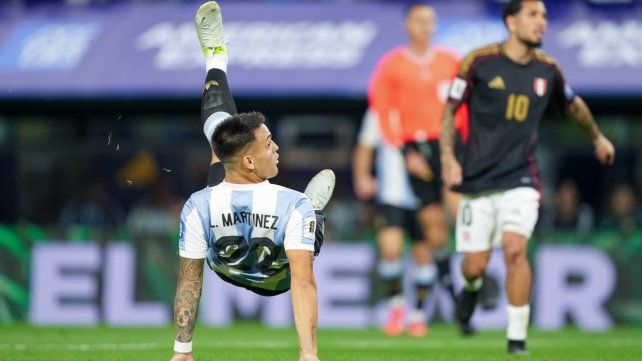 Lautaro Martínez ya conectó de aire la pelota y la sigue con la mirada. Fue el gol del triunfo de la selección argentina.