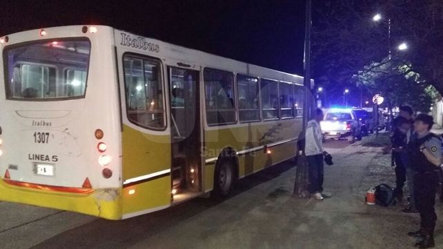Le secuestraron una cuchilla de 20 centímetros a un pasajero de un colectivo de la Línea 5 Le secuestraron una cuchilla de 20 centímetros a un pasajero de un colectivo de la Línea 5