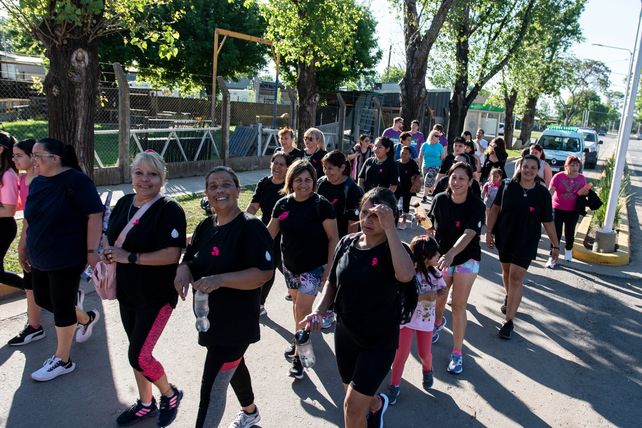 Timbúes se sumó al Octubre Rosa con caminata y mucho ritmo para concientizar sobre el cáncer de mama