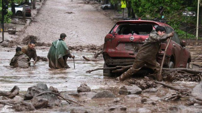 Chile: un violento aluvión arrastró autos e inundó calles