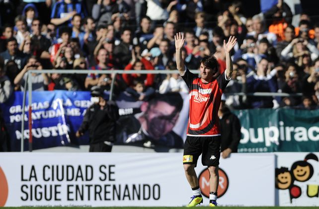 12 de junio de 2011.La Pulga pisó el Coloso durante una partido a beneficio. Se ilusiona con ponerse la rojinegra.